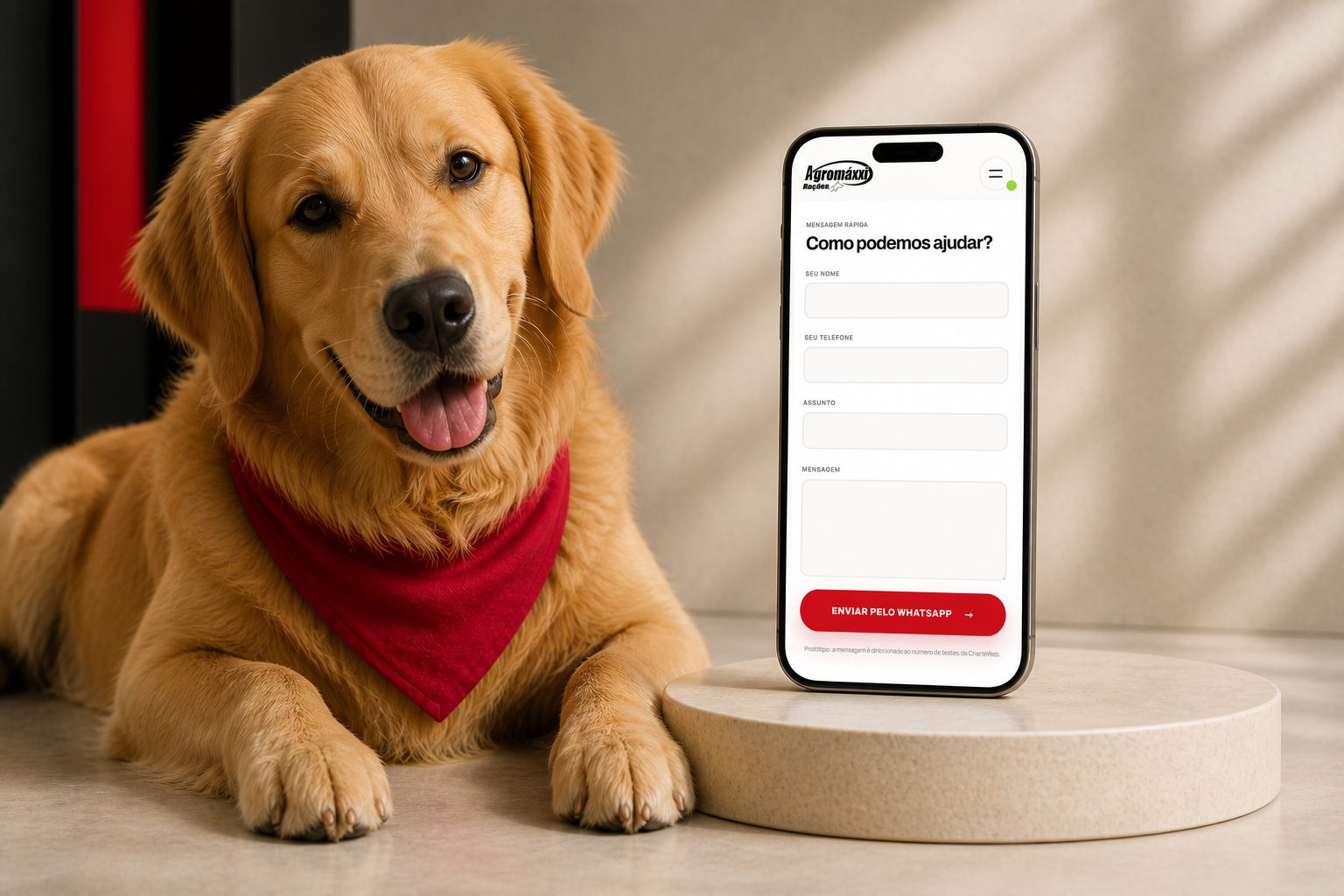 Cão ao lado de celular com formulário de contato da Agromaxxi